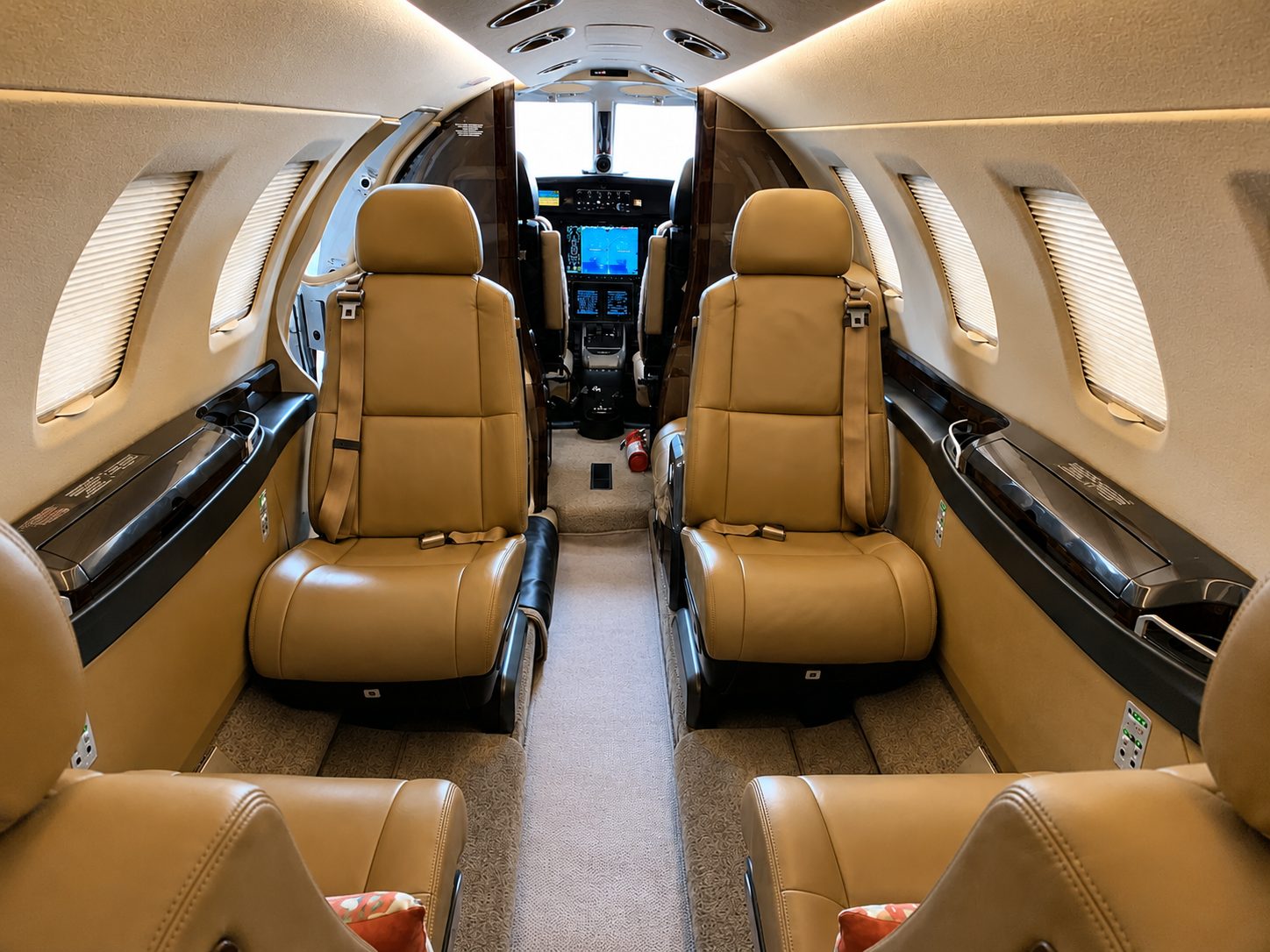 Pasillo de la cabina del Citation M2 hacia el puesto de mando