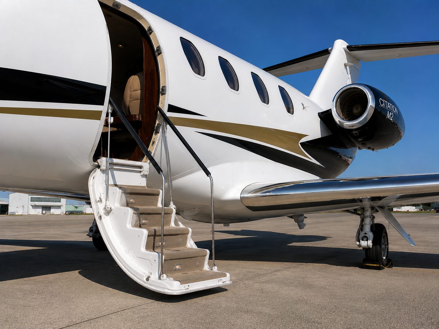 Escalerilla de acceso y motor del Citation M2